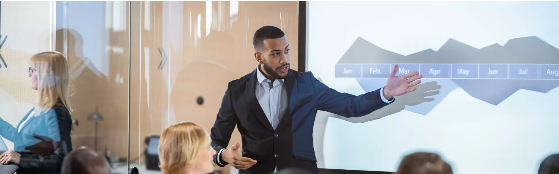 Imagem de um homem falando com um grupo de pessoas apontando para um quadro Imagem de um homem falando com um grupo de pessoas apontando para um quadro
