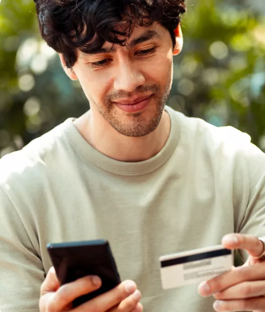 Homem realizando consulta online