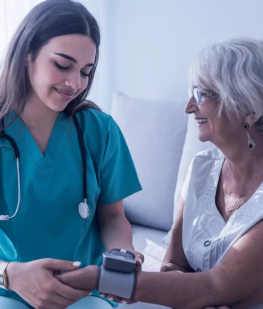 Mulher falando com uma médica por chamada de vídeo