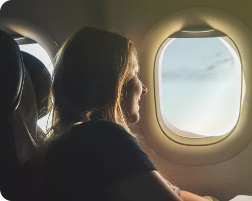 Mulher na janela do avião