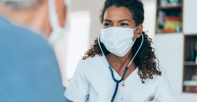 Médicos conversando