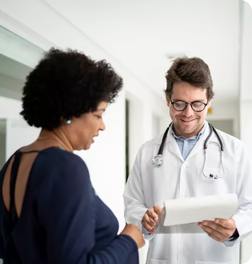 Médico atendendo ligação