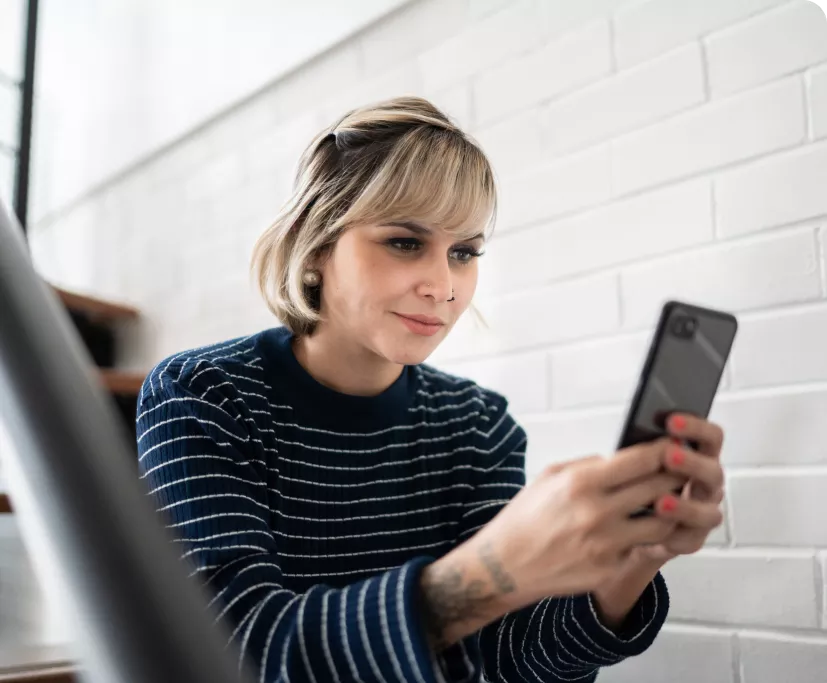 Mulher utilizando o celular