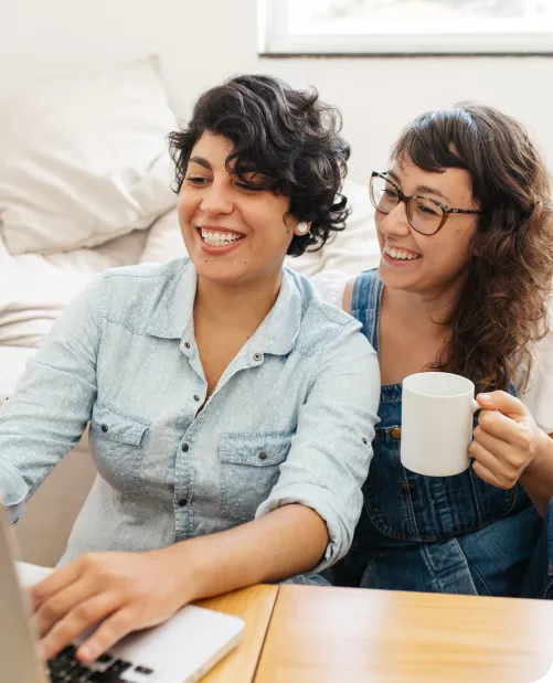 Duas mulher mexendo no computador