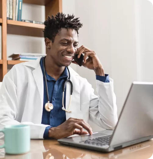 Médico atendendo ligação