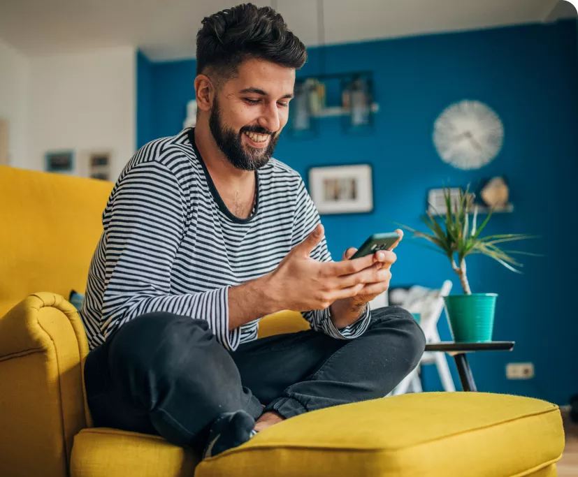 Homem mexendo no celular