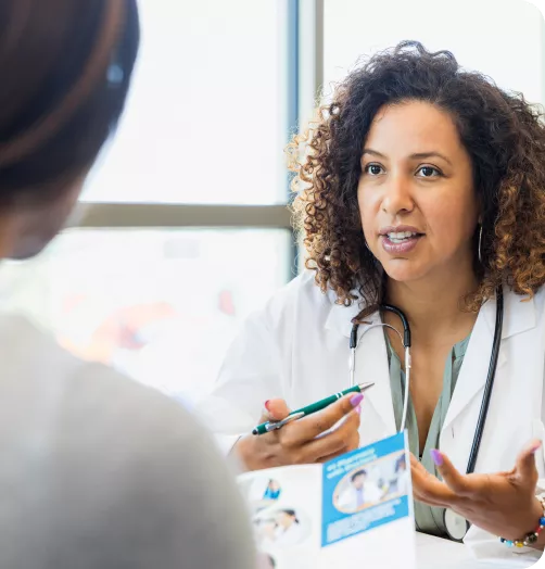 Médica atendendo paciente